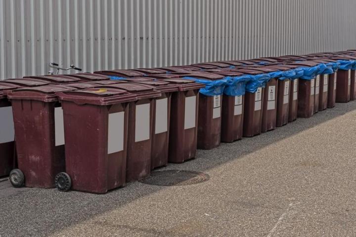 Contenedores marrones, a la espera de salir de la factoría en la que los fabricaron.