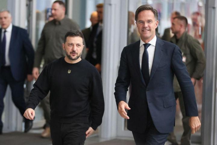 Mark Rutte y Volodimir Zelenski, juntos en un encuentro reciente en Bruselas