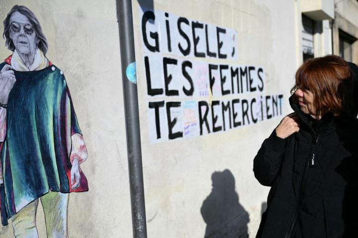 Gisèle Pelicot, frente a un mural dedicado a ella a la salida del juzgado