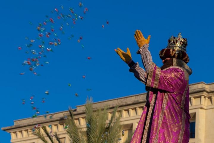 Uno de los Tres Reyes Magos lanza caramelos en una cabalgata en España