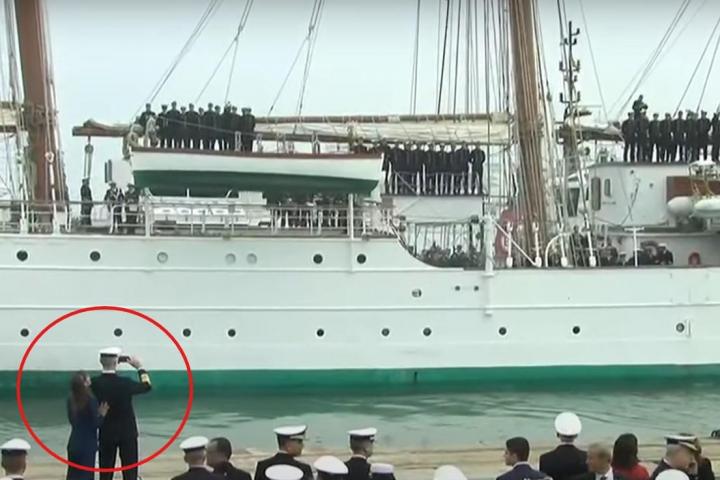 Los Reyes sacando una fotografía a la princesa Leonor.