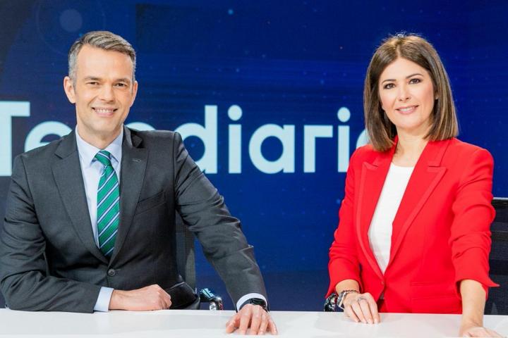 Los presentadores del 'Telediario de Fin de Semana' de TVE, Igor Gómez y Lara Siscar.