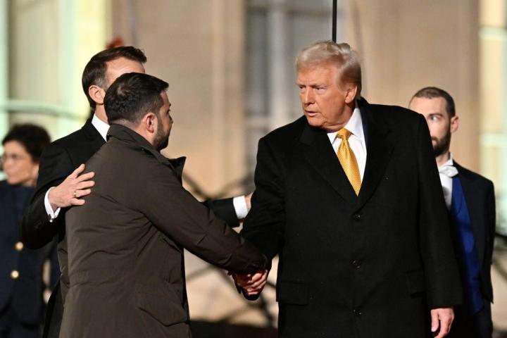 Trump y Zelenski se saludan en presencia de Macron durante la inauguración oficial de Notre Dame en diciembre de 2024