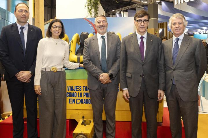 El Conseller De Deportes, Berni Álvarez; La Directora De Sostenibilidad De Portaventura, Choni Fernández; El Conseller De Empresa, Miquel Sàmper; El Presidente Catalán Salvador Illa; Y El Presidente De Portaventura, Arturo Mas-Sardà.