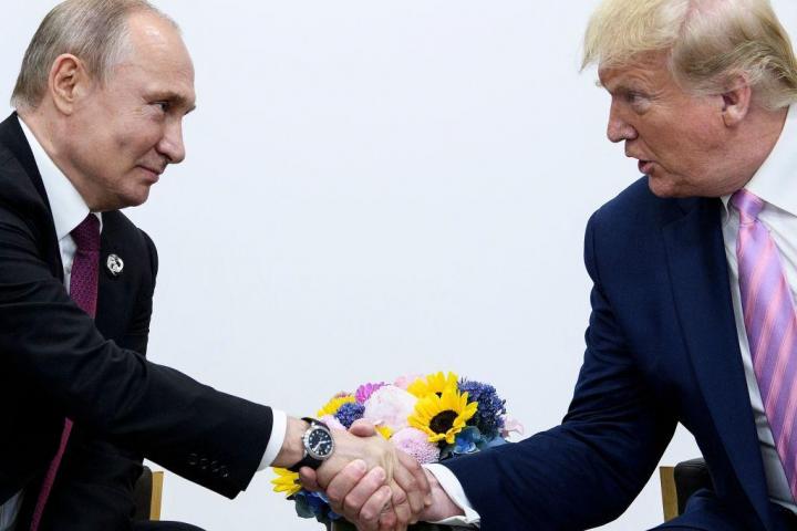 Putin y Trump se saludan en una reunión durante la cumbra del G20 en Osaka en 2019