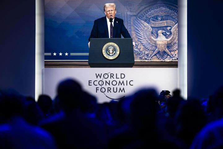 El presidente Donald Trump en una retransmisión de su discurso en el Foro de Davos, en Suiza, este jueves.