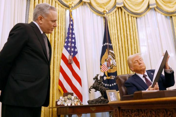 El secretario de IA y criptomenedas del Gobierno de EEUU, David Sacks, habla con el presidente Donald Trump después de firmar la orden ejecutiva en la Oficina Oval.