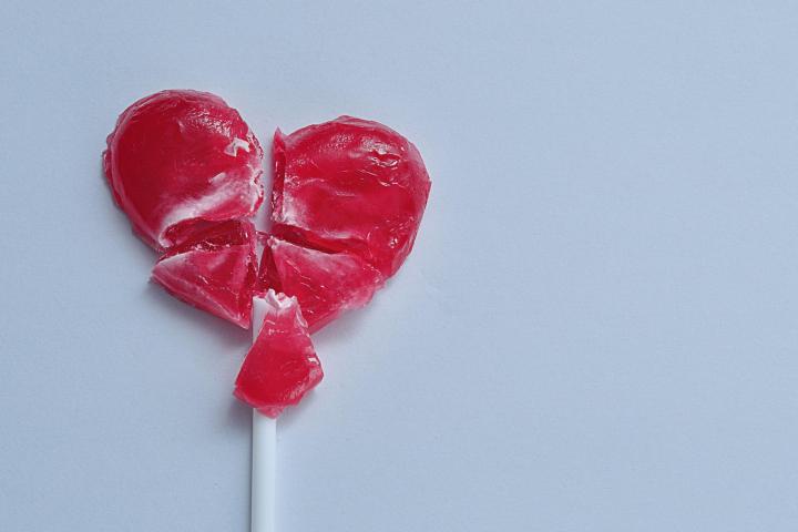 Imagen de archivo de una piruleta de corazón rota.