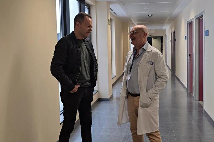 José Ramón, el primer paciente español con mieloma múltiple tratado con CAR-T charla con Joaquín Martínez, jefe del servicio de hematología en el 12 de octubre de Madrid.