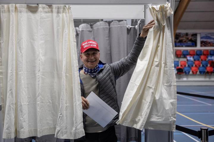 Uno votante de Groenlandia participa en las elecciones.