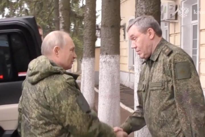 Vladimir Putin, vestido con uniforme militar, visita Kursk