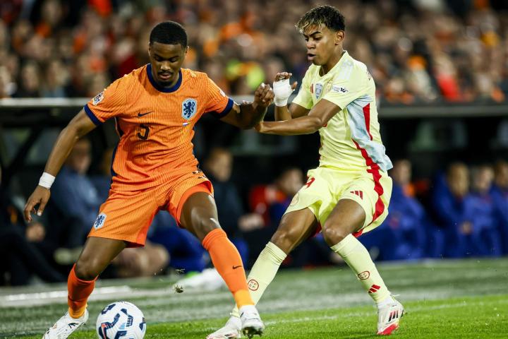 Lamine Yamal pugna por un balón con Jorrel Hato en el Países Bajos-España de la ida de los cuartos de final de la Nations League