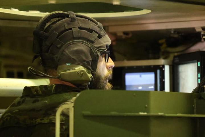 Un miembro de las Fuerzas Armadas durante un simulacro en el Centro de Adiestramiento San Gregorio, en Zaragoza.