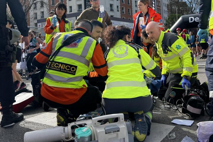 Efectivos del Samur atienden a uno de los corredores de la Media Maratón de Madrid.