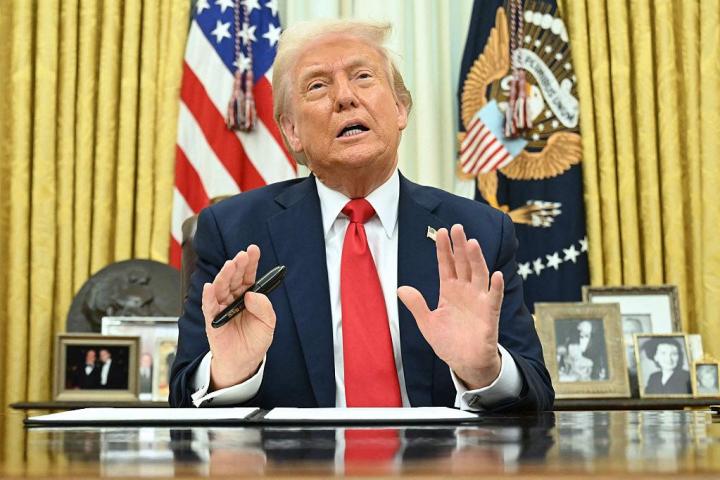 Donald Trump gesticula en el Despacho Oval