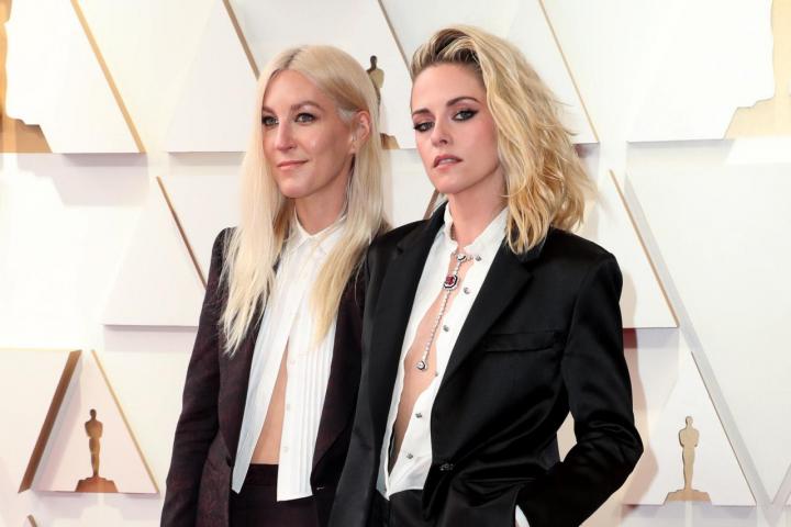 Kristen Stewart y Dylan Meyer, en los Oscar de 2022.