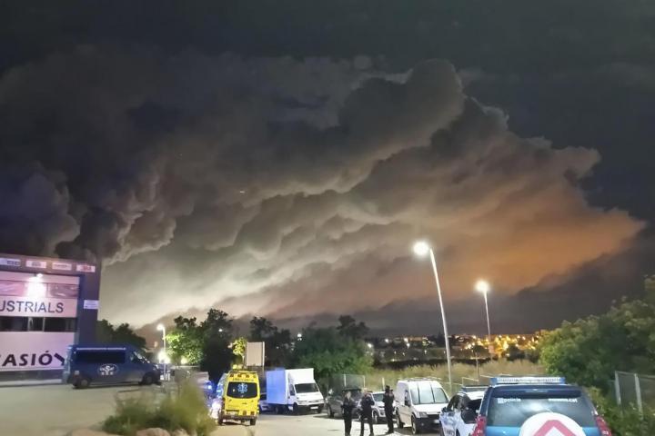 Los vecinos de cinco municipios de Barcelona y Tarragona estuvieron confinados por la nube tóxica surgida del incendio.