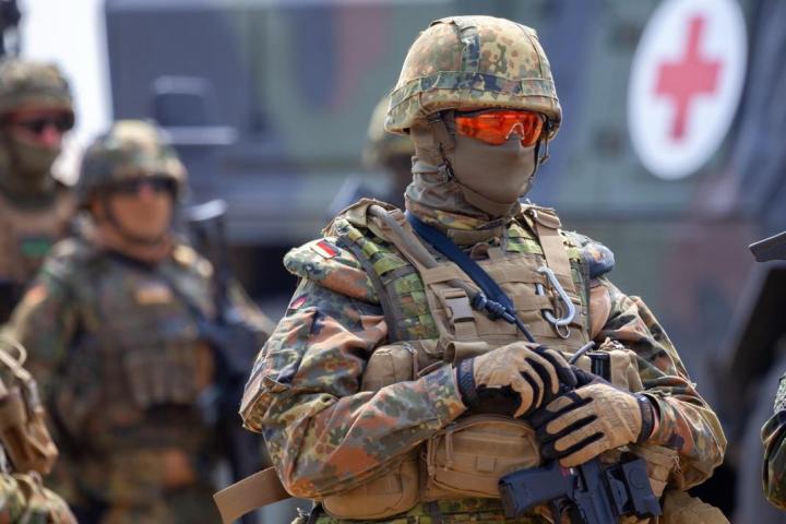 Soldados alemanes en una jornada de puertas abiertas en un cuartel militar.