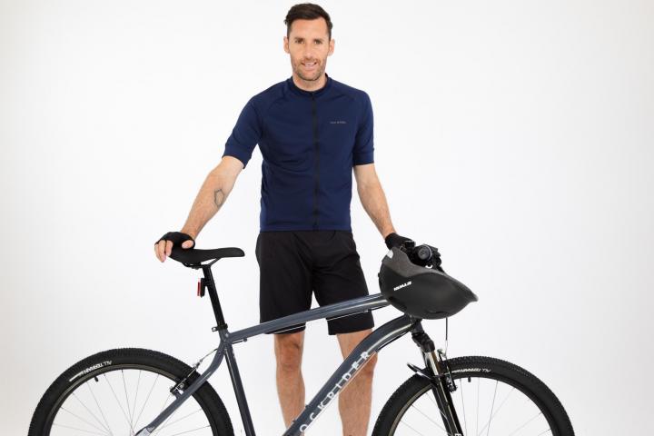 Rudy Fernández se sube a la bici.