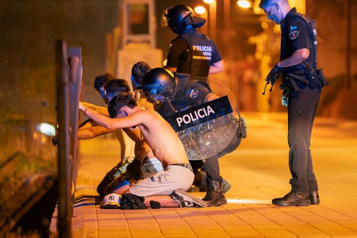 La policía arresta a varios manifestantes la tercera noche de disturbios de Torre Pacheco.
