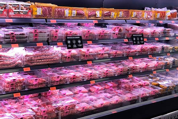Varios tipos de carne en las neveras de Mercadona.