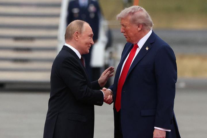 Vladimir Putin saluda a Donald Trump en su encuentro en Alaska.