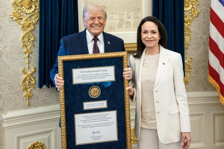 Momento en que la opositora María Corina Machado ofrece la medalla del Nobel de la Paz de 2025 al presidente de EEUU, Donald Trump; a pesar de las advertencias del comité de los premios.