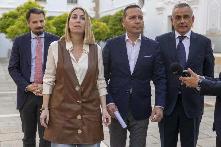 La presidenta del PP extremeño, María Guardiola, y el líder de Vox, Óscar Fernández Calle, tras anunciar el acuerdo