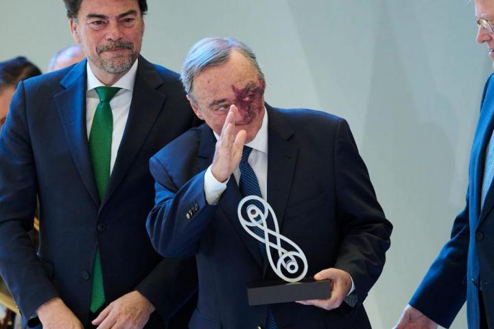 ALICANTE, SPAIN - MARCH 01: Mariano Barbacid (C) receives an "Investigation National Award" 2022 at the 'Casa Mediterraneo' on March 01, 2023 in Alicante, Spain. (Photo by Carlos Alvarez/Getty Images)