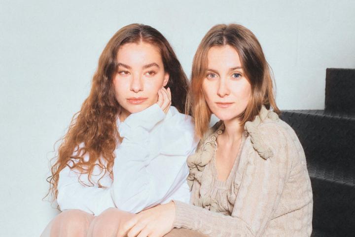 Sara Faro y María Soa, componentes de Fillas de Cassandra, en una imagen promocional de 'Tertúlia'.