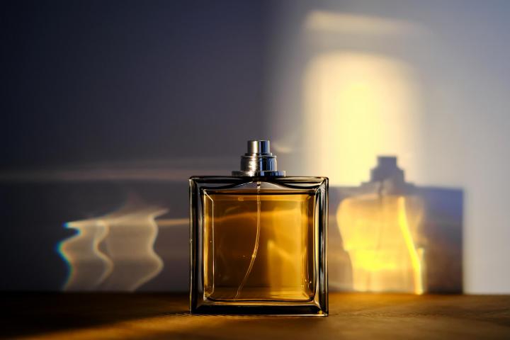 Un frasco de perfume