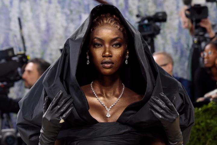 La modelo Anok Yai, en la alfombra roja de la gala del Met
