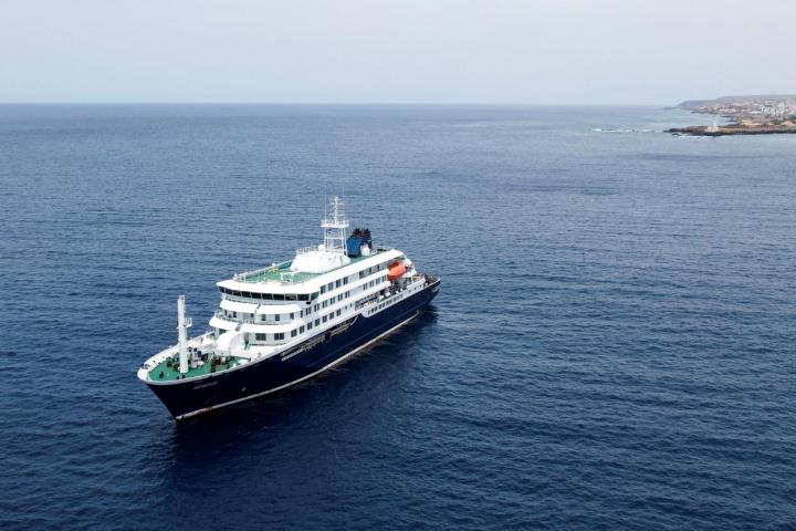 Vista aérea del crrucero MV Hondius dejando atrás las costas de Cabo Verde en dirección Tenerife.