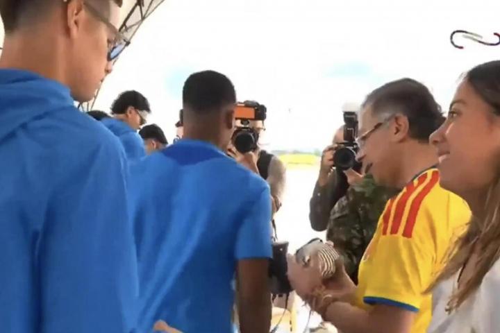 Captura de video de una transmisión del Canal Institucional del Gobierno de Colombia donde se ve al futbolista James Rodríguez (i) frente a la hija del presidente de Colombia Gustavo Petro