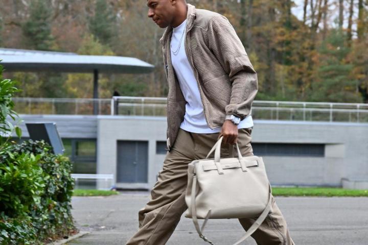 Kylian Mbappé llegando a la concentración de Francia en noviembre con su bolso Tote Normadie de Dior