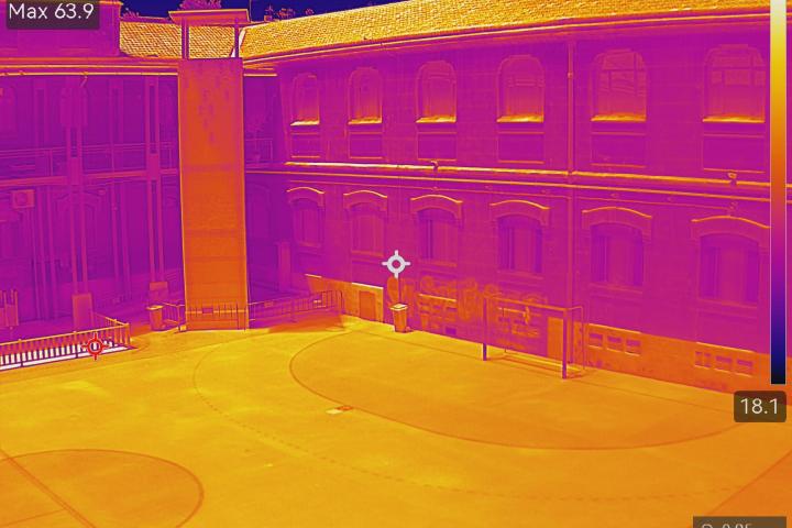 Triana district, Western Seville
Greenpeace has used a thermal camera to record temperatures far above recommended levels in public schools in Alicante, Barcelona, Madrid, Ourense, and Seville. This illustrates the heat endured by students and school staff during Spain’s hottest days.
The organization joins forces with other organizations in the sector to demand urgent measures for air conditioning in classrooms and schoolyards. In the face of increasingly intense and frequent heat waves, public spaces must serve as climate-controlled refuges to prevent the worst effects of climate change on the health of children, who are especially vulnerable to high temperatures.
Barrio de Triana, oeste de Sevilla
Greenpeace ha captado con una cámara termográfica temperaturas muy por encima de lo recomendado en centros educativos públicos de Alicante, Barcelona, Madrid, Ourense y Sevilla. Un ejemplo del calor que sufren el alumnado y el personal educativo durante los días de más calor en España.
La organización se suma a organizaciones del sector y exige medidas urgentes de climatización en aulas y patios. Antes olas de calor cada vez más intensas y habituales, los espacios públicos deben ser refugios climáticos para evitar los peores efectos del cambio climático en la salud de niños y niñas, especialmente vulnerables a las altas temperaturas.