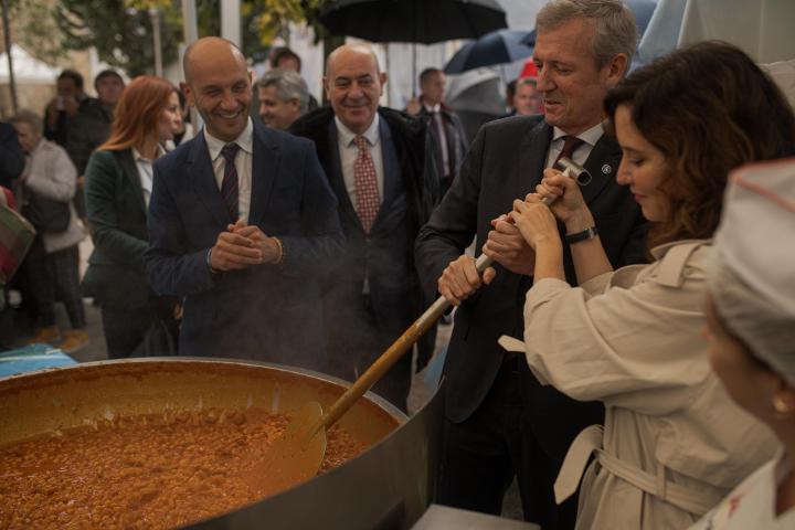 Imagen de archivo del presidente de la Xunta de Galicia, Alfonso Rueda, y su homóloga madrileña, Isabel Díaz Ayuso, durante el 150º aniversario del nacimiento de Antonio Palacios, en O Porriño (Pontevedra).