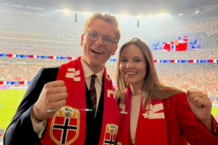 Sverre Magnus e Ingrid Alexandra de Noruega animando a su selección en su partido contra Senegal del Mundial 2026