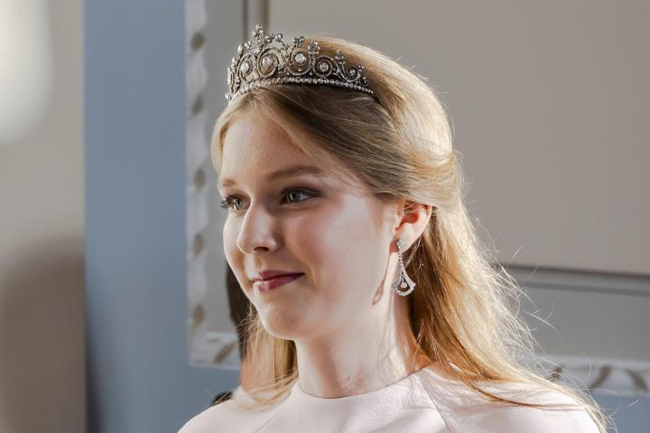 Eléonore de Bélgica con tiara en su primera cena de gala en la visita de Estado de los Emperadores de Japón a Bélgica