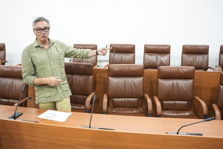 El líder de Vox en Andalucía, Manuel Gavira, señalando varios sillones en una imagen de archivo.