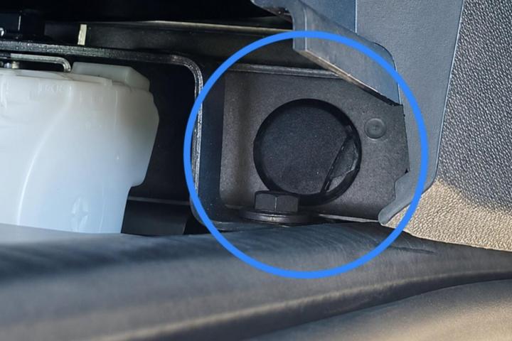 Detalle del dispositivo de geolocalización camuflado en el vehículo de una mujer que había sido instalado por su exmarido en Zaragoza.