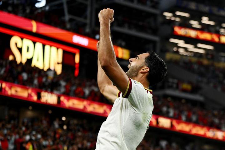 Mikel Merino celebra su gol a Portugal