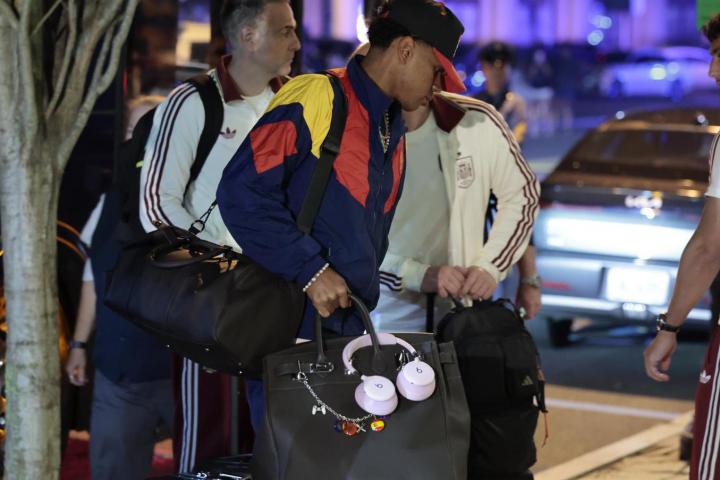 Lamine Yamal, con sus bolsos a su llegada a Nueva York