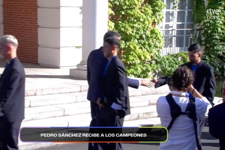 Álex Baena saluda a Pedro Sánchez en la recepción en la Moncloa.