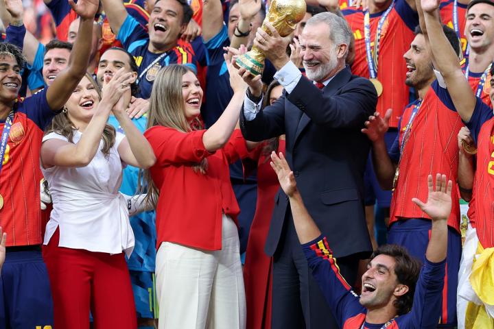 La familia real, alzando la copa junto a la selección