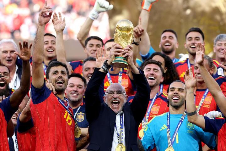 Luis de la Fuente alza la Copa del Mundo junto a Rodri, MVP del Mundial