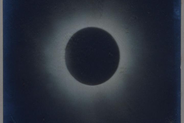 Fotografía del eclipse solar de 1905 tomada en Burgos y con las iniciales DEB y RK.
