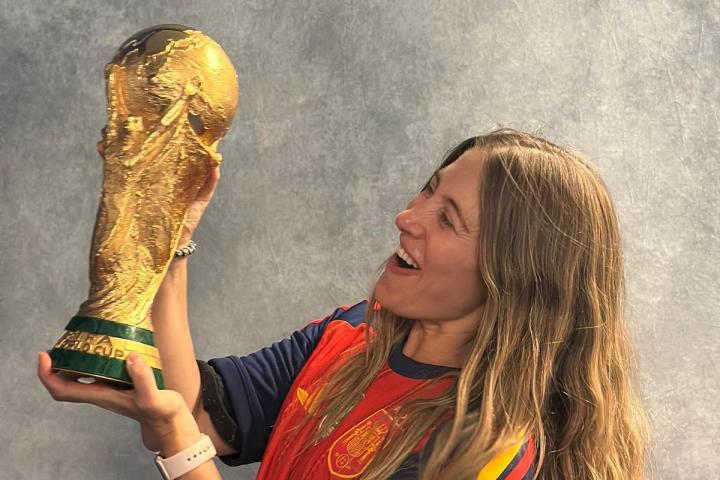 La nutricionista Toscana Viar posa con la copa del Mundial.