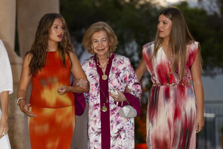 Leonor y Sofia se han mostrado muy cariñosas y cercanas son su abuela, la reina emérita, durante la recepción de autoridades celebrada en el palacio de Marivent.