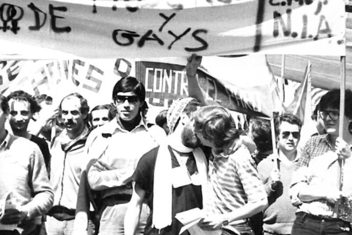 Una pareja de hombres besándose en la primera manifestación del Orgullo LGTBIQ+ en Madrid en 1978.
